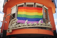 Hausfassade mit Regenbogenfahne in München