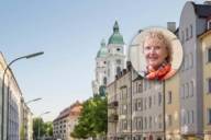 Ein Straßenzug in Giesing mit einem Bild von Ingrid Oxfort.
