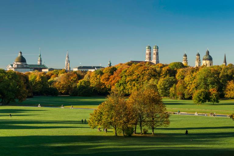 Der Englische Garten in München mit Stadt-Panorama.